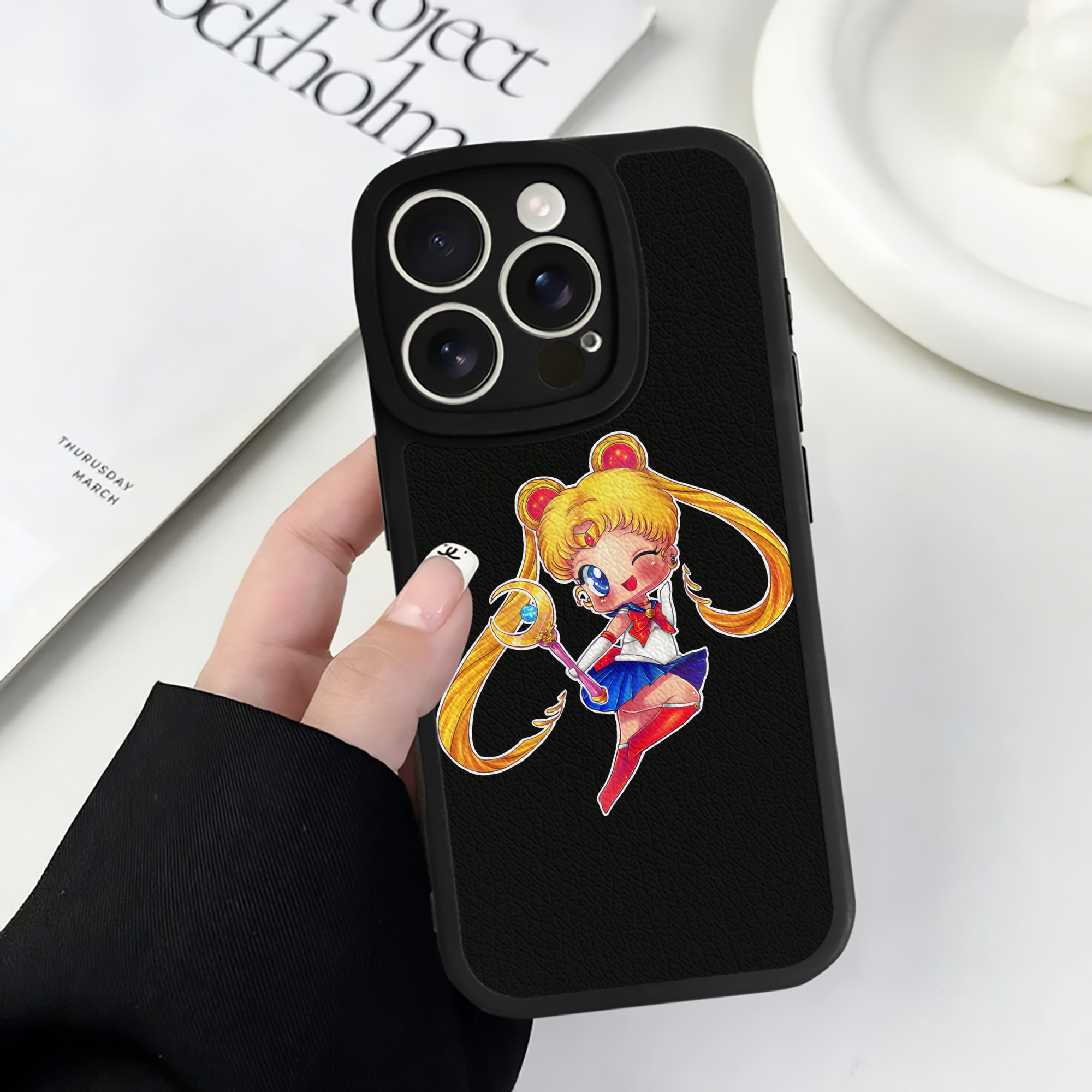 （画像用） 美少女戦士セーラームーン 月野 うさぎ つきの うさぎ Sailor Moon Tsukino Usagi 【iPhone 16シリーズ対応】シリコンスマホケース（レザー調） 材質：シリコン